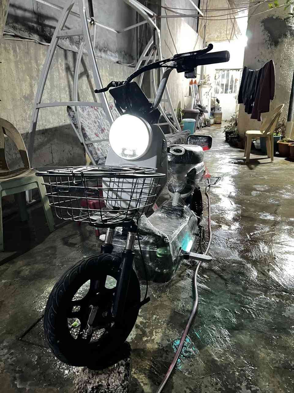 بايسكل شحن للبيع!!
المواصفات:
1-اربعة كير يطيرك 
2-ليدات بيها 
3-اشارات يمين يسار ودبل اشارة مثل مواضح بالفيديو
4-4بطاريات دبل ركز ! دبل 24A
5-يجي وياها بصمتين وسويج بلادي مال شركة
6-بريكات حساس 
7-السرعة 60
8-بي مدخل للشحن عند ستاند الهاتف من الشركة 
9-تكدر تتحكم بالاضاءة ناصية او عالية
10 دبلات من ورى و من كدام بلادي

وملاحظة: الضرر  بس جاملغ امامي ماكو والجوزة مكسورة بس

 سبب البيع!!: لشراء غير دراجة

العنوان / كركوك حي الواسطي 

السعر/350وبي مجال 
للاتصال او الاستفسار الاتصال عالارقام
***********
***********
