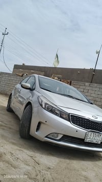 كيا فورتي 2017  محرك 2000 دوش  ضربتة چاملغ وبنيد وصبغ في الچاملغ والبا...