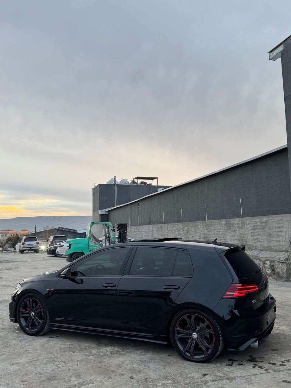 گۆلف خلیجی 
مەکینە ٢.٠ توربۆ
سفری شریکە صباح
واتە سفری ئێرەیە و حادیسەی نیە
مۆدیل ٢٠١٨ 
ڕەنگی ڕەشی قەتران
دەعامی بۆ دەعامی بۆیاخی نیە بە شەرت
تەنها ٧٥ هەزار مایل ڕۆیشتووە
گێڕ و مەکینە و کارەبایی بە شەرت
بەسمە و پانۆراما و گێچی دیجیتاڵ و شاشە گەورە و کامێرا و پێش و دواوە حاسەی بیلادی و ئێمپریفایەری ناو سندوق بیلادی و لایت لید و زینۆن و عەدەسە و بەخی ئاو و کوشن جلد و گەرم و خەزنە
هەردوو بەسمەی شریکەی لەگەڵ ماوە
ڕەقەم و ژینگە و سنوی تا ٢٠٣٠ تازەیە بە ناوی خۆمەوە
یەک دینار مەسرەفی تیا نیە هەموو گیانی بە شەرت
سعری  ١٨٩ وەرەقە
شوێن سلێمانی
ژ:م/ *********** السليمانية, العراق
