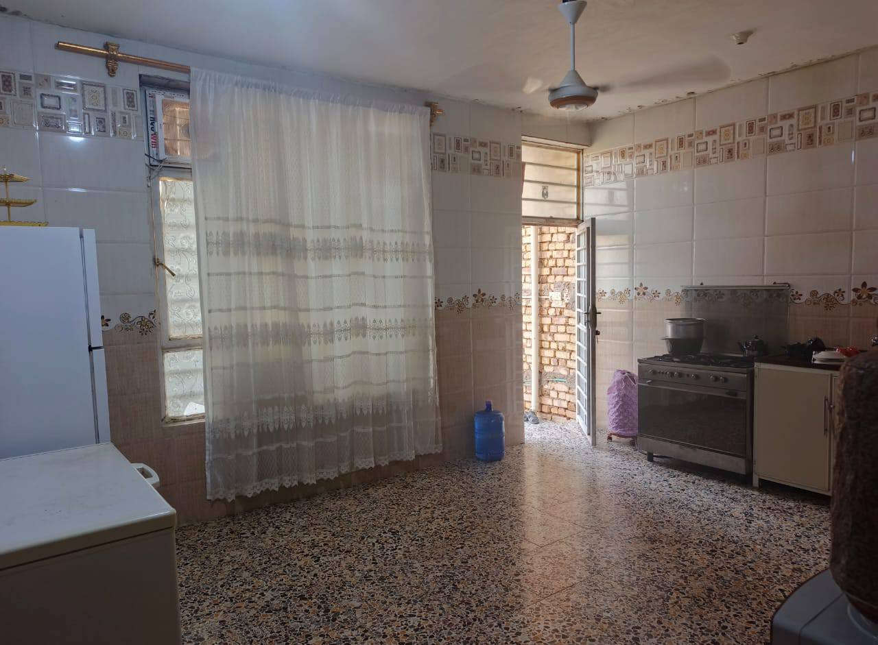 ‏بيت  للبيع في حي الخضراء مقابيل ساحه البيع المباشر قريب علشارع العام
‏
‏المساحة 200متر
‏
‏متكون من غرفتين نوم وصاله ومطبخ واستقبال 
‏
‏خدمات كامله ماء مجاري كهرباء 
‏
‏‪***********
‏‏‪***********‬‏
