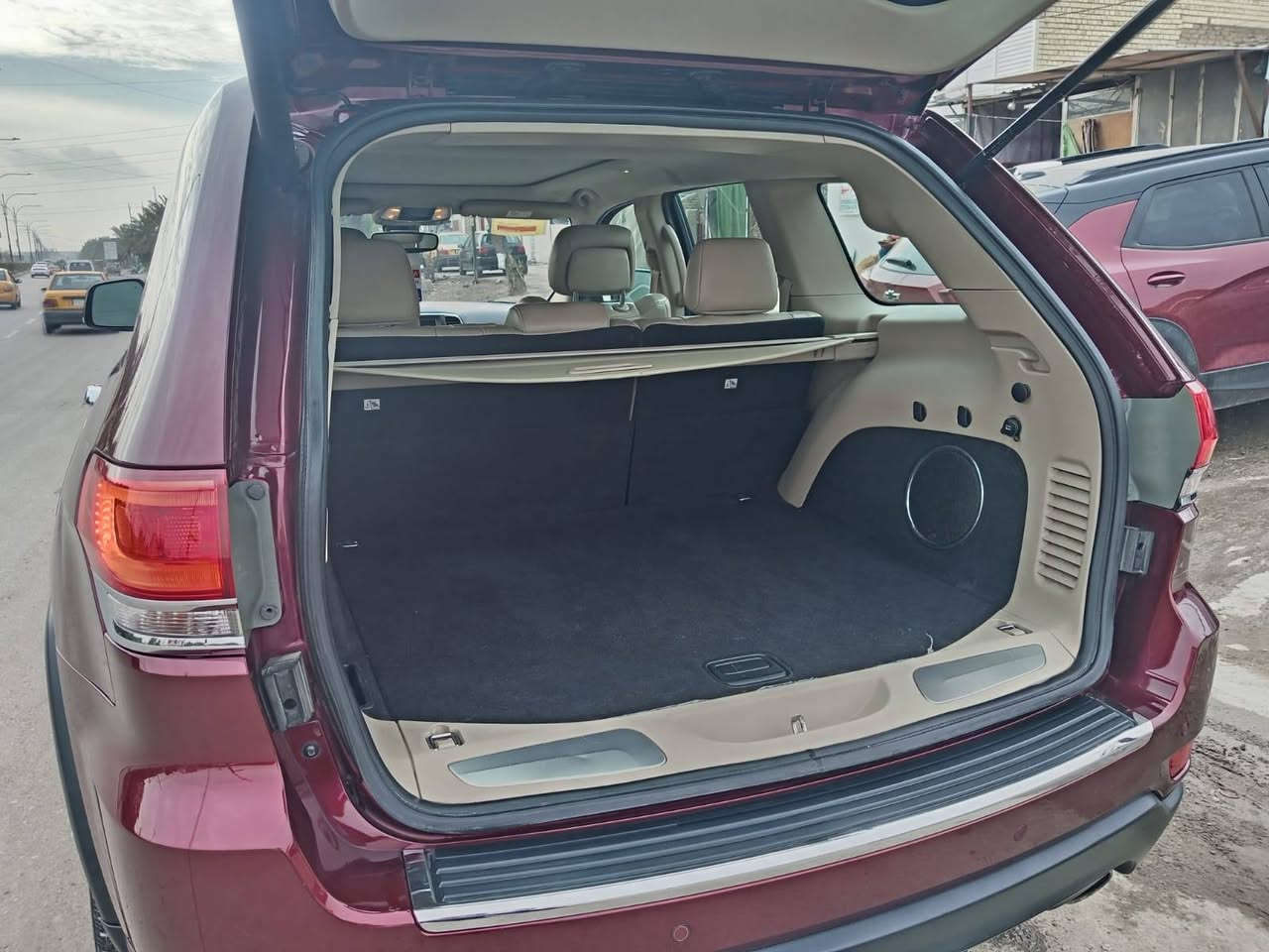 السلام عليكم 
———————
بيع او مراوس حسب القناعه 
جيب 2018  Limited فول الأخير 
مكينه 3600        V6
وأرد خليجي 
——————————————-
بصمه
بانوراما
رادار  جانبي 
كشنات جلد حضن 
كشنات تدفئة 
كشنات كهرباء 
ويل كب 20 
شاشه كبير 
كامره خليفه 
حساسات خلفي 
بجم زنون كامل نهار 
تبريد قطعتين 
تبريد بيانو 
جنطه كهرباء 
مرايه داخليه تعتيم ليلي 
تحكم ستيرن فول 
باقي تفاصيل واضحه بالصور 
————————————————————
سياره وارد خليجي 
(( بيه قطعتين صبغ فقط ))
(( رقم بغداد تحويل ثاني يوم ))
—————————————————————
مكانه:بغداد الدولعي 
سعر :230 بيه مجال 
اتصال: ***********
