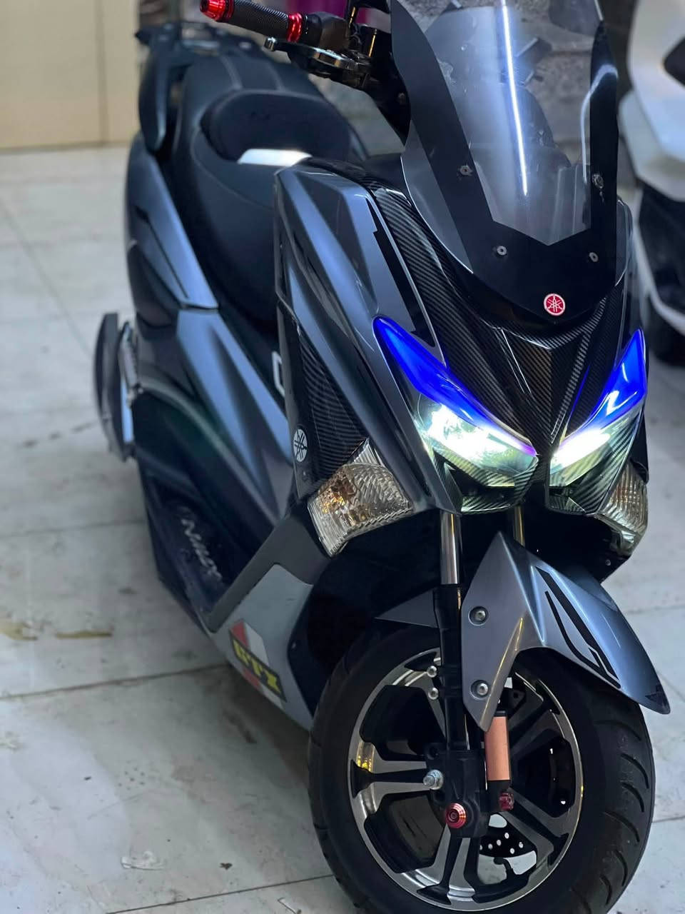 📢 دراجة كهربائية MTR GTX مميزة جداً للبيع
الموديل: سكوتر كهربائي رياضي نوع MTR GTX.
 النظافة: نظيفة جداً وبحالة ممتازة.
 المفاتيح: تحتوي على 2 سويتش (مفتاح) + 2 بصمة للتحكم والتشغيل عن بُعد.
 الشاشة: مزودة بـ شاشة ذكية تدعم نظام كار بلاي (CarPlay) لعرض الخرائط والاتصالات والموسيقى.
 الإضافات والتصميم: تطعيمات مميزة من الكاربون فايبر تعطي الدراجة مظهر رياضي وفخم، بالإضافة إلى إضاءة LED حديثة.
 منظومة التعليق: دبلات غاز حقيقية لتوفير أعلى مستويات الراحة والاستقرار على الطريق وامتصاص الصدمات.
 البطاريات: منظومة قوية تتكون من 6 بطاريات (حجم 45 أمبير) بعزم عالي.
 المسافة: تقطع مسافة 70 كيلومتر بالشحنة الواحدة.
 الملحقات: تأتي مع شاحنتها الأصلية.
💵 السعر: مليون و50 ألف دينار عراقي (1,050,000 د.ع).
📍 المكان: بغداد - منطقة القاهرة.
📞 للتواصل والاستفسار: ***********
