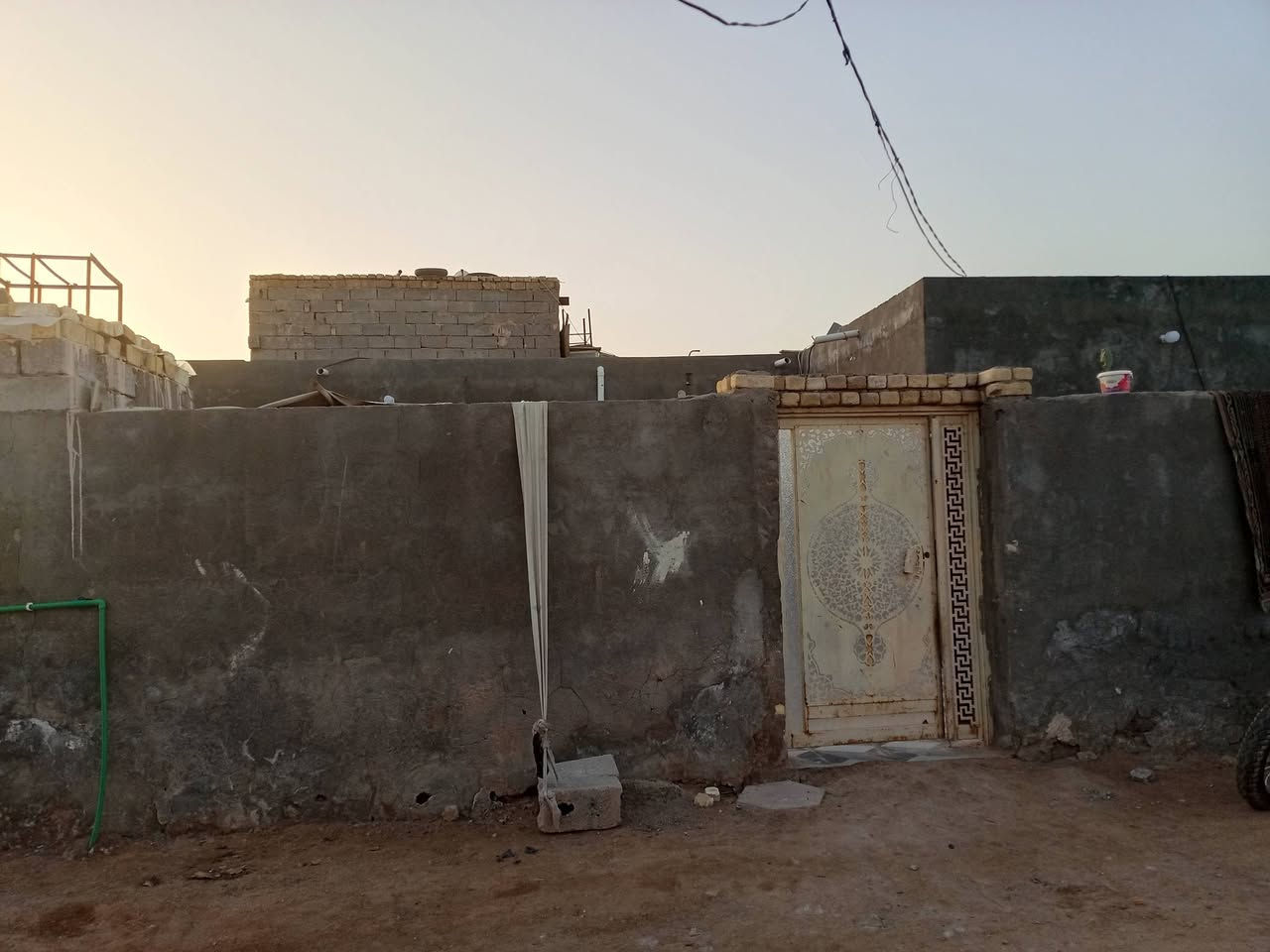 بيت للبيع طابو زراعي 250متر غرفتين +مطبخ +مضيف طول 8وعرض 4ونص +حمام خارجي وداخلي منطقه أبو صريفه خلف جمله العزوز مسافه400متر شارعها 7متر سبيس  ماي ماينكطع بيها +محوله كهرباء السعر 40وبيه مجال للتواصل *********** موجود واتساب
