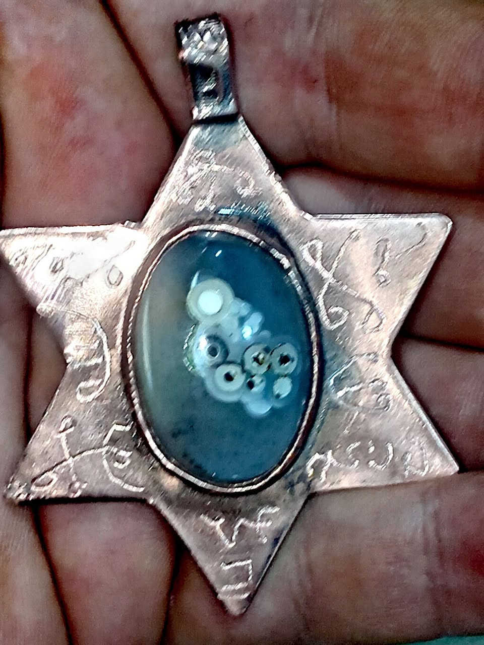 عرض خاص..
قلاده نحاسية نجمه داود مطلسم روحاني قوي
تلبس على الوجهين... 

بحجر الداودي المصور الأصلي العسلي 
وحجر السليماني الأصلي المصور الرصاصي

مع خاتم هدية بحجر العقيق اليماني المصور تحفة

شغلها
محبة وقبول عام
جاه وجه مهابه وطاعة عامة
تسهيل امور عام
عقد لسان عام

عنوان بغداد يوجد توصيل مجانى لكافة المحافظات السعر على الخاص


**إذا كنت صاحب هذا الإعلان وتريد حذفه لأي سبب، رجاءا أرسل رسالة إلى الدعم الفني**