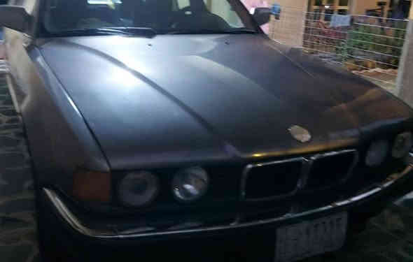 السلام عليكم
عندي سياره بي ام  حجم  ٧٣٥  موديل  ٩١ للبيع كما مبينه بالصور سياره جيده جدا منظومة تبريد كامله جديده كليا راديتر جديده نوعيه الدرجه الاولى داخل جلد وغيرها من المواصفات الممتازه سياره رقم بغداد  باسمي  السعر ٦٨ ورقه .
موبايل (  ***********) .
