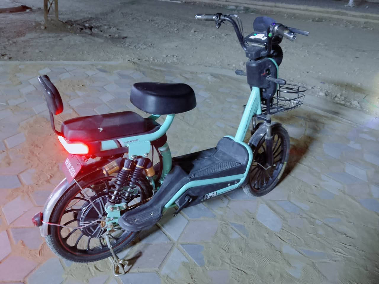 السلام عليكم
دراجه شحن موديل 24 + 4 نمر + السرعه 99km.
نضافه خير من الله + 4 بطاريات + شاحنه مالته الاصليه. 
275 وبيه مجال حك الجيه. 
شراي اتصل ***********
مكـاني الـخالـص.✅🔥.
