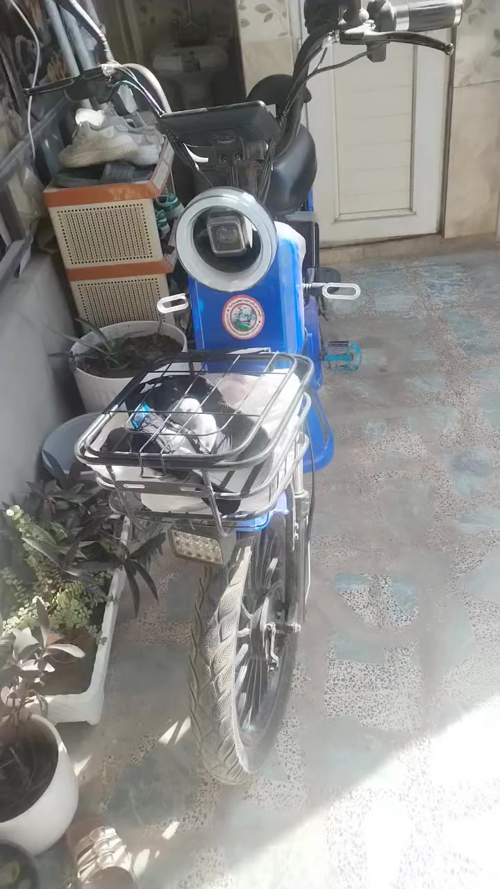 ماطور شحن للبيت  بس بي عيب وحده من البطاريات يراد لها تبديل  بس شغلال بس تصرف شحن له تبديل ونتبهو عل بايدرات واحد منهم مسكور ب300 وبي مجال كلش قليل


**إذا كنت صاحب هذا الإعلان وتريد حذفه لأي سبب، رجاءا أرسل رسالة إلى الدعم الفني**