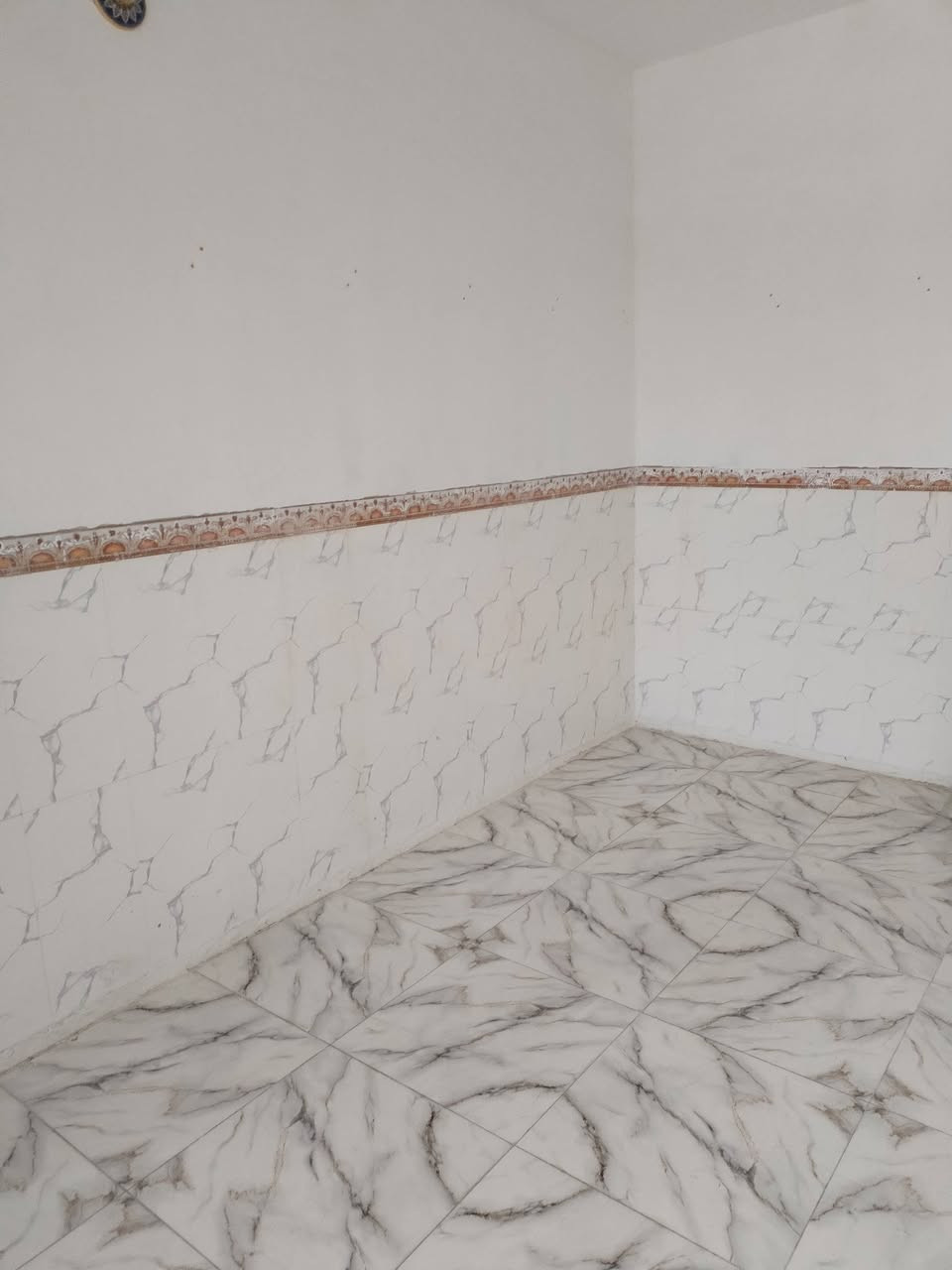 سلام عليكم شقه جديده طابق ثاني غرفه نوم وصاله ومطبخ وحمام العنوان شعب نهايات شارع  سعر 250 هاتف***********
