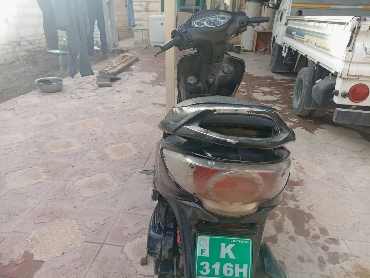 السلام عليكم دراجه كامكون للبيع ما نقص شي بس تجفيت المحرك يعني اول تجفيف من تاخذ جفتها قيم بما يرضي الله رقم موبايل ***********) رقمي ثاني ***********
