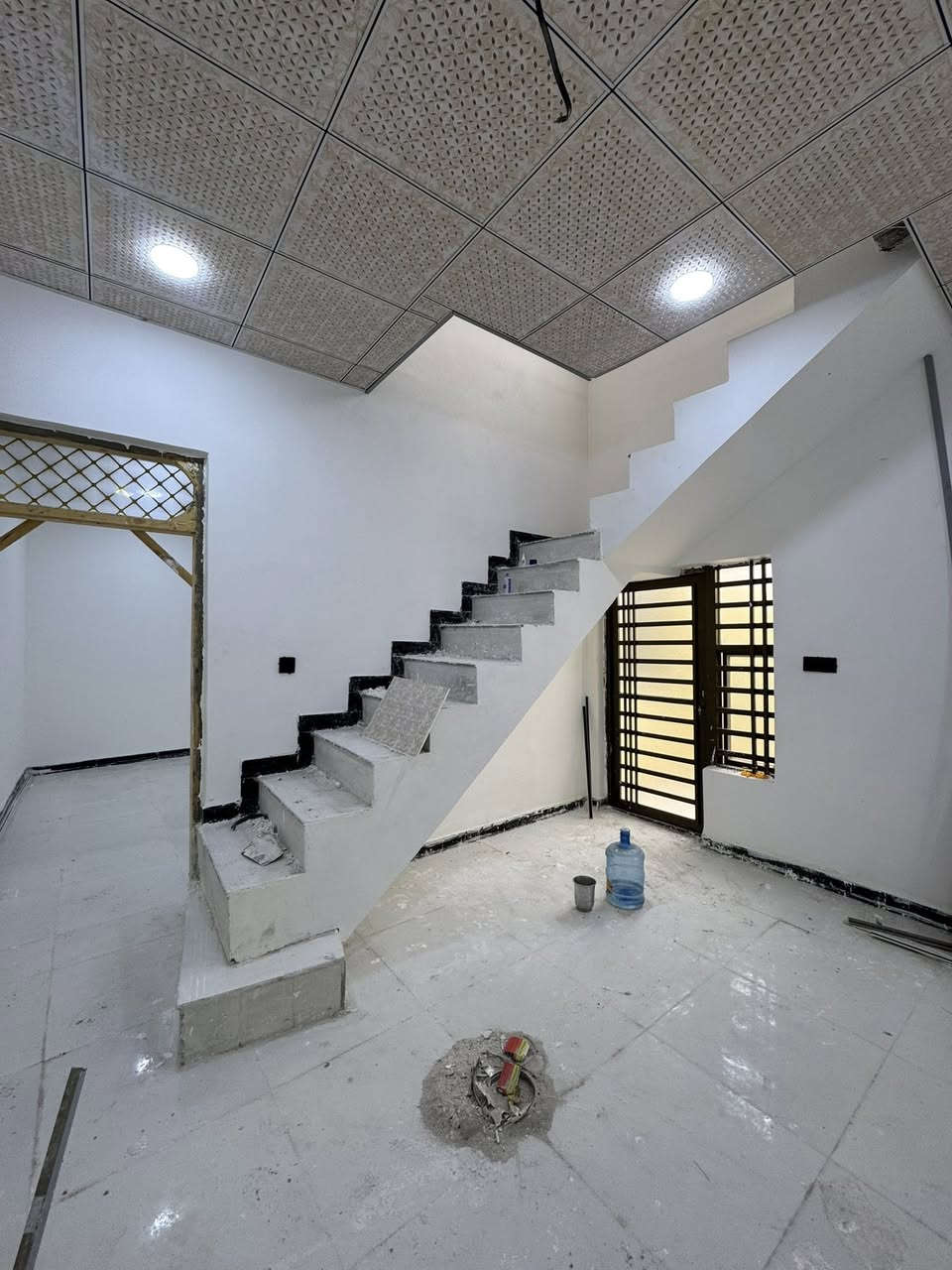 بيت مساحه ١٠٠متر ثالث بيت عن شارع المطار القديم
تفاصيل لبيت
طابق واحد
طابوق السكف صب 
يحتوي لبيت
غرفه
مطبخ
صاله 
استقبال
حمام وصحيات داخلي
حمام وصحيات خارجي
الاستفسار ***********
