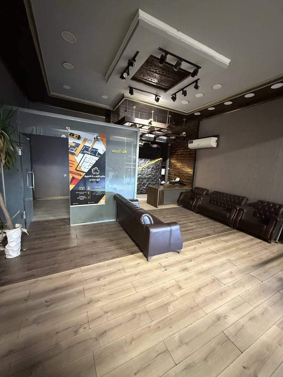 📍 مكتب للبيع - حي الشرطة
ركن ساحة الجص، مجاور شركة اللمسة الذهبية للمقاولات

🔹 المكتب مؤثث بالكامل
🔹 سبالت عدد (2) - جداري وكنتوري
🔹 إنارة كاملة شغّالة
🔹 ميز عدد (2)
🔹 ديكور جاهز
🔹 جام خانه

🔸 يصلح لـ:
• مكتب عقار
• مكتب محاماة
• مكتب هندسي

السعر: 11 مليون دينار
الإيجار الشهري: 400 ألف دينار

📞 للاستفسار والتواصل: ***********
