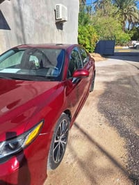 كامري 2018  مواصفات se وارد امريكي حادث جنطه  رقم بغداد بأسمي  للبيع ا...