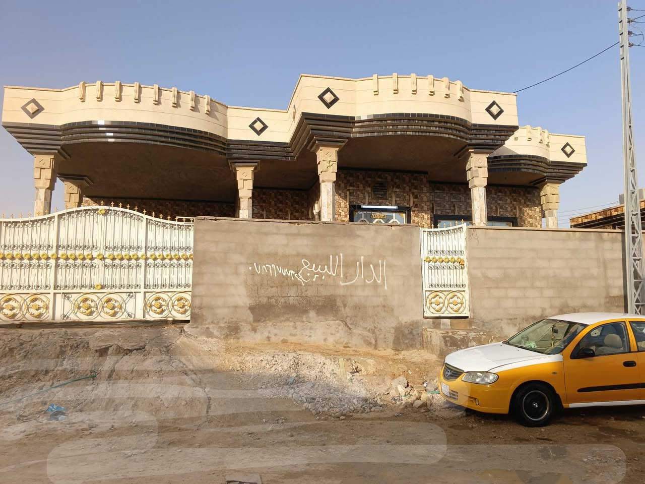 السلام عليكم
بيت للبيع المكان ناحية بروانة 

المساحة ٣٥٠ متر / طابو 

عددالغرف ٢ وهول وكيلدور وديوان وصاله ومطبخ حار وبارد وصحيات داخل وخارج 

الاستفسار المراسله عل خاص 

رقم واتساب ***********
