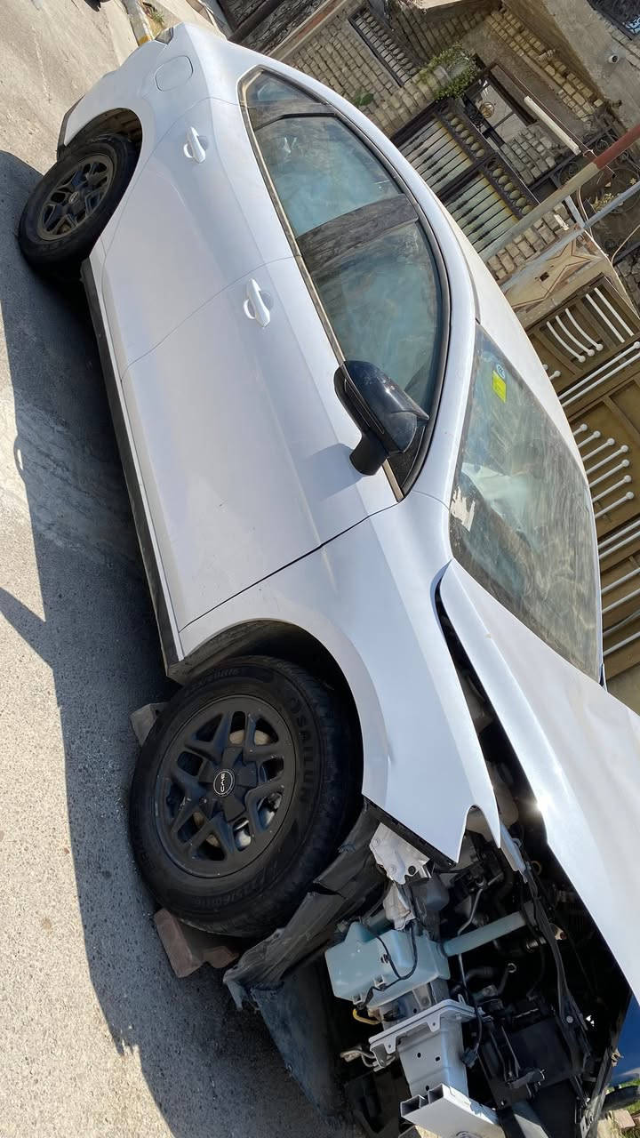 السلام عليكم 
الله يجفيكم شر الحوادث يارب 

للبيع
Byd sela 05 
السياره ماشيه 4000 على محرك 
ابيع على وضعه 
السياره قبل ال حادث كلين بس هذا الحادث بيه 
مكان السياره بغداد حي ال جهاد 
لل استفسار. الاتصال 
***********
