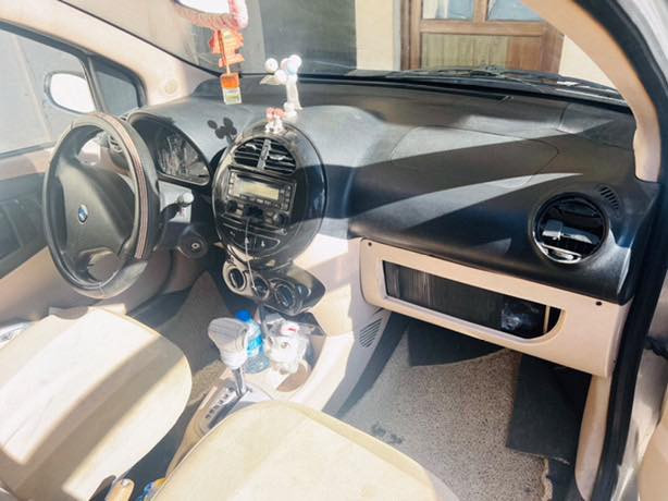 سلام عليكم سيارة جيلي باندة موديل 2013 بدون حادث كير محرك مكفول سيارة نظيفه مناقصها شي سعر 53 رقم ***********
