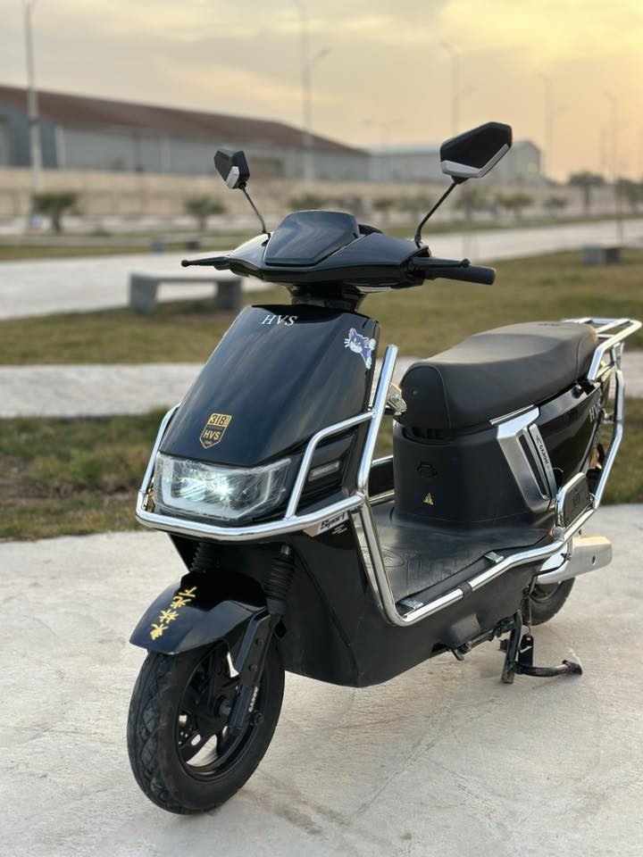 🔴 دراجة شحن CAROW 🔥
2026
دراجة شحن دراجة كهربائية 

اللون مميز

أسود لماع

من ماركة HVS 318

نضام 4 سرع  
السرعة القصوى 100

دراجة بعدهي جديده 

تمشي بالشحنة الواحده 55 = 60 كيلو تقريبا

6 بطاريات 32 أمبير بلادي

72 فولت 

نضام ال P

نضام الرجوع للخلف R 

نضام مثبت السرعه  

نضام حساسات جانبية وخلفية 
مانع للسرقة 

تشغيل
سويج عدد 2 
بصمه تشغيل عن بعد 

گلوبات عالي ناصي قوي

أشاير يمنى ويسرى 

الكهربائيات كلهن شغالة 

الشاحنة الاصلية تدعم الشحن السريع 

هورن عالي

مرايات

صندوق كبير داخلي 

الملف 2000 حقيقي 

🔴السعر :  950 الف وبيهة مجال للشراي 

العنوان : البصرة : الامن الداخلي

الرقم : ***********
