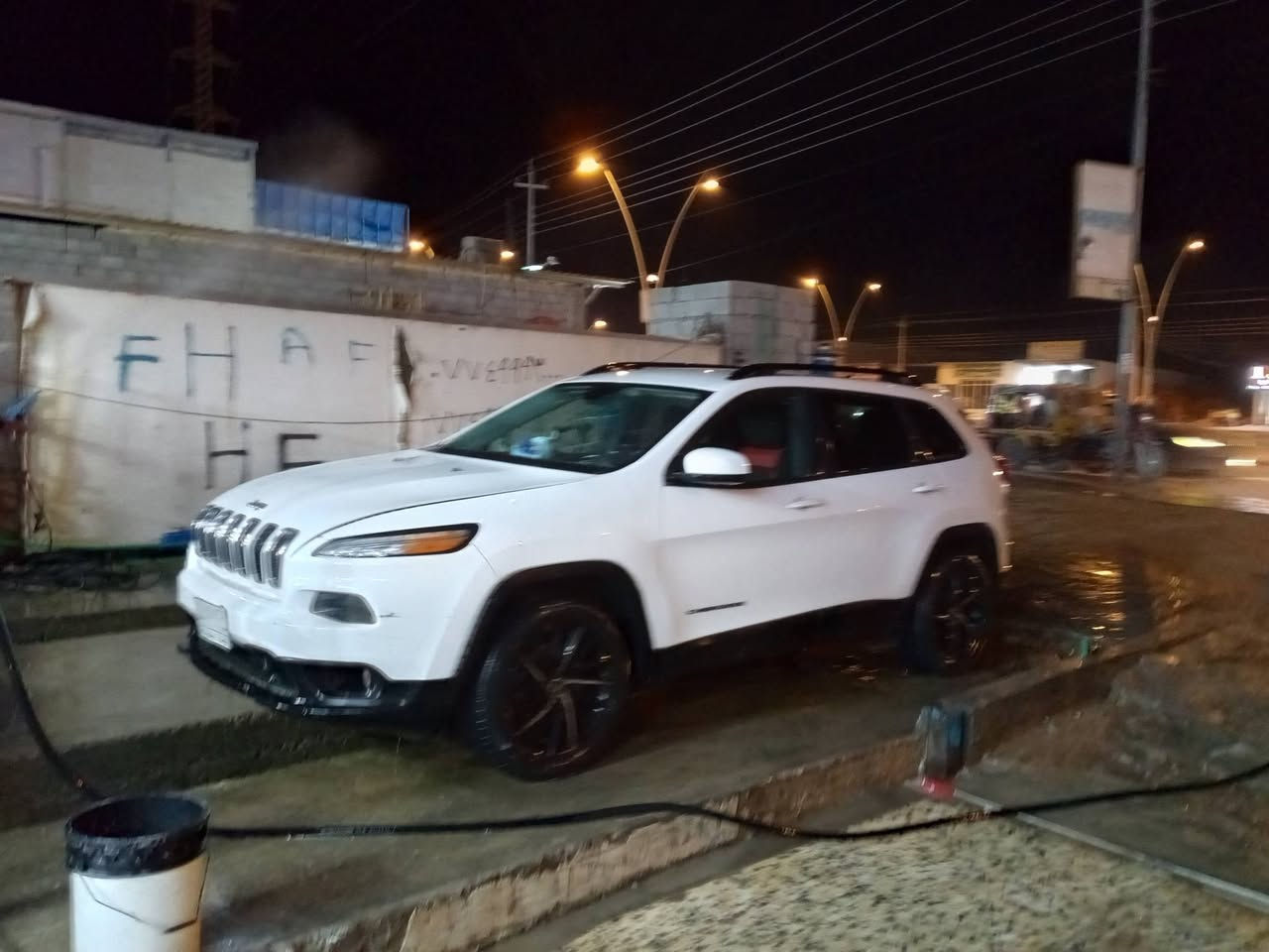 سيارة جيب شيروكي بيضا موديل 2016/ بصرة مواصفات ممتازة بدلت محركها مديل 2023 وبدلت راديتر دبل خانة والسيارة جاهزة وحلوة وجاي اكمل معاملة اديرها بأسمي تلفوني 
*********** اللي يحب يراوسني بسيارة كيا عنواني البصرة النجيبية دور اسكان الكهرباء قرب جسر خالد رايدها 130 واللي يزورني يشرفني وبيها مجال
