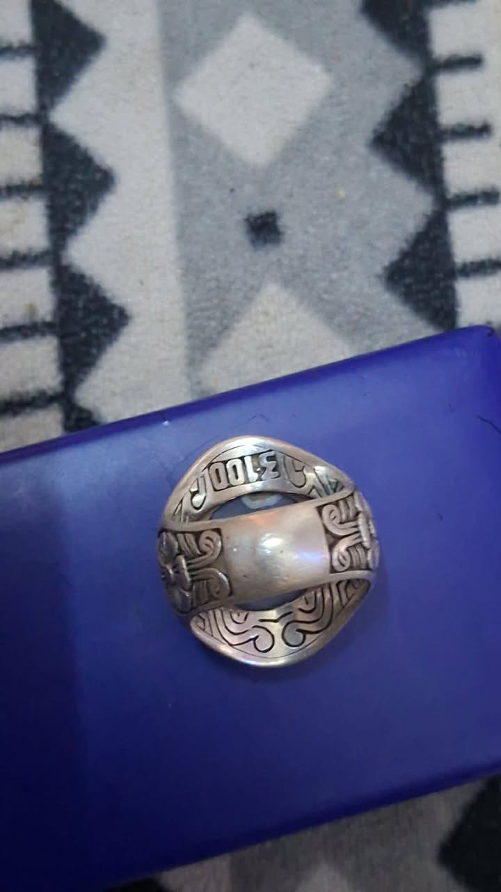 سلام عليكم محبس للبيع صياغه عارف فضه عيار 990السعر 200وبي مجال حك الجيه المكان النجف الاتصال على الرقم ***********
