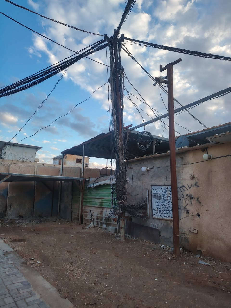 سلام عليكم كهربائيّ مولات تصفيات وايرات مولدات وترتيب الوايرات ربط بوردات وكابينات *********** الرقم الي يريد يتصل على هاذه الرقم
