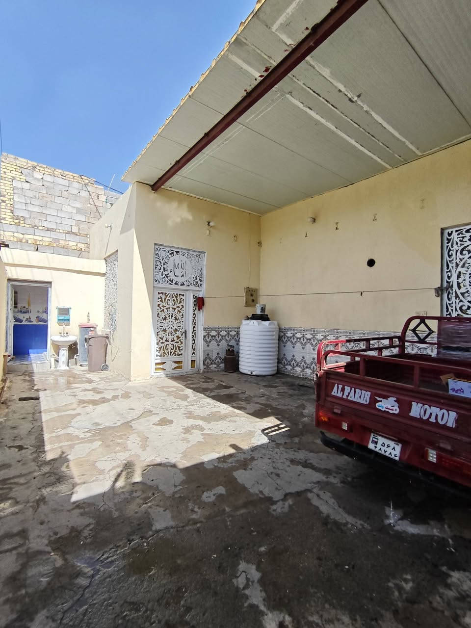 دار لبيع مساحة 250م طابو سند25 مكان الطبر شارع المخازن قرب البوابة يحتوي المنزل على استقبال+صالة+غرفتان+صحيان+مطبخ+
حديقة خلف وامام المنزل السعر(75) اتصال: 
‏‪ 0770 512 3429‬‏: ‏‪0780 372 1830‬‏
