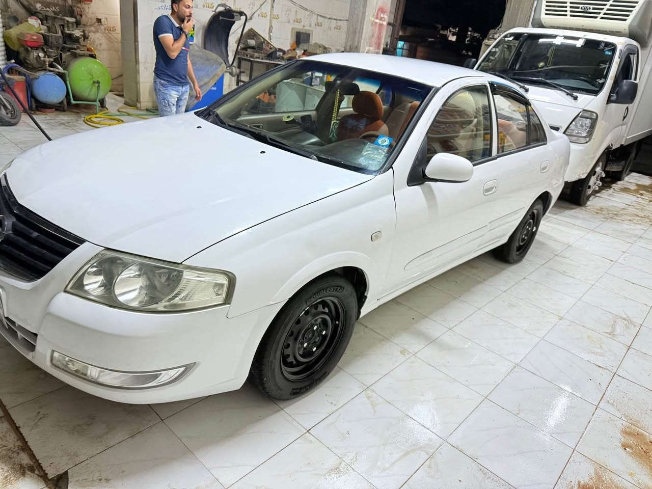 نيسان صني 2013 بدي كوري 
سيارة نظيفة 
مكينة وكير وشواصي مكفولات 
حدادية وتخم تايرات جدد 
بيها بابين السايق والي ورا مبدل 
وبيها بعد شغلات بسيطة معدلة 
رقمها واسط صاحبها موجود ويداور بأي وقت
السعر 100$
مكاني ديوانية حي العسكري 2 
*********** للتواصل ديوانية, القادسية
