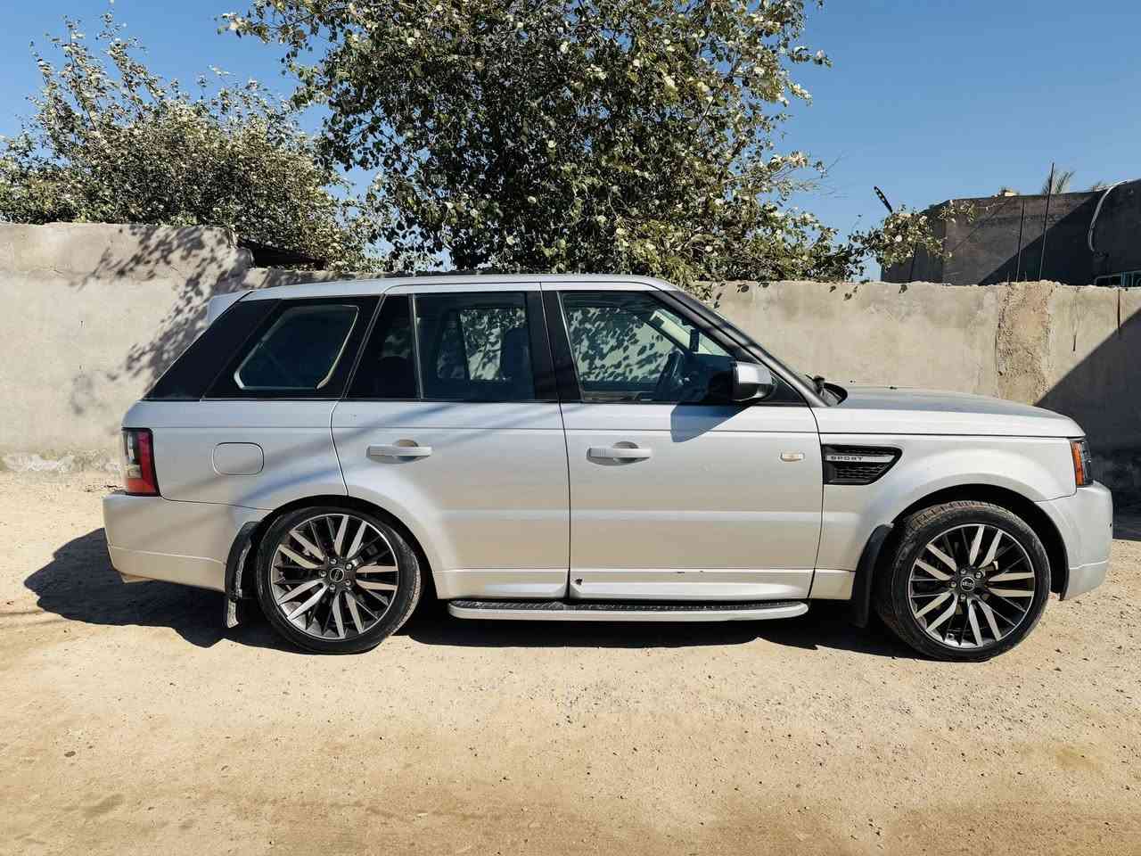 السلام عليكم للبيع او المرواس حسب القناعه 
رانج  روفر  موديل 2009 محدثه . 2013  رقم بغداد نكليزي بأسمي شخصيآ مكفوله كفاله عامه من الضربه فقط رش كلير بدون حادث 
محرك بدون سوبر المرغوب 
فول مواصفات معروفه مواصفات السبورت
السياره مال جناي 
 
جكات.   تصعيد وتنزيل ثلاث وضعيات فتحت سقف. تدفئه تبريد الكشنات. حساسات اماميه خلفيه. رادار.جنطه كهرباء. انظمه قياده متعدده. مواصفات اهواي بيها. 
 بعد مواصفات الرانج معروفه 
السياره شرط النظافه ماكو رانج بنفس هاي النضافه المكينه والكير والحداديه شرط بالكارتون 
مكاني السماوه الرميثه 

السعر 145 

***********
***********
