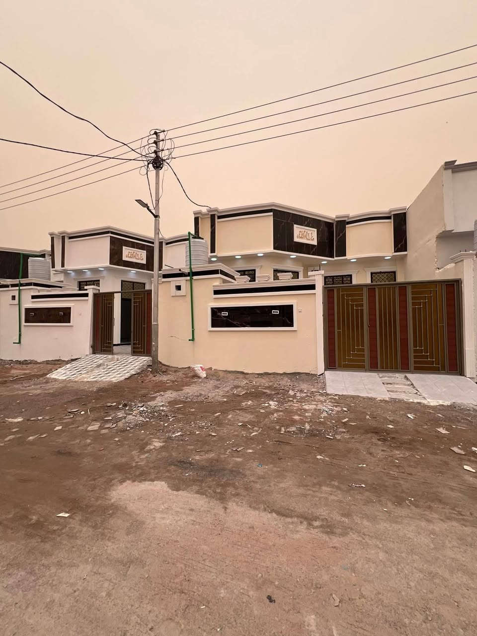 دارين سكن #متجاورات 🏠
البصرة - ابي الخصيب - طريق سيد حامد 
قرب مدينة الأندلس السكنية 
#مساحة_الدار_الواحد :: 165م
#يحتوي_كل_دار :: كراج . صالة . مطبخ . استقبال
صحيات داخلية وخارجية . غرفتين منام . مناور 
ملك صرف زراعي عراقي نموذج 25
البناء حديث / شغل مرتب 
شارع 10م : ماء : كهرباء : انارة : مدارس 
#سعر_الدار_الواحد : 85 مليون قابل للتفاوض
#للأستفسار :: ***********
