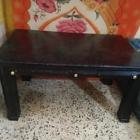 ميز طعام مصنوع من المرمر مستخدم للبيع سعر ١٠٠ وبي مجال اتصل على الرقم ...