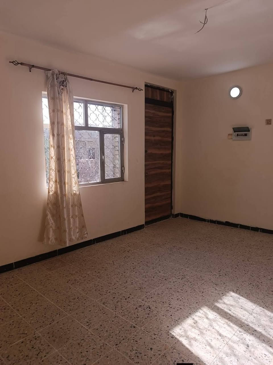 مشتمل للايجار نظيف جدا طابق اول مفصول بدرج خارجي مساحة ١٥٠ م في السيدية / الضباط يتكون من 
صالة كبيرة ، هول داخلي ، غرفتين نوم ، مطبخ وصحيات )
 بدل الايجار المطلوب ٦٥٠ الف دينار 
للاستفسار الاتصال على الرقم ***********
ملاحظة /الاتصال يكون مباشر بين المستاجر  ومالك العقار فقط
