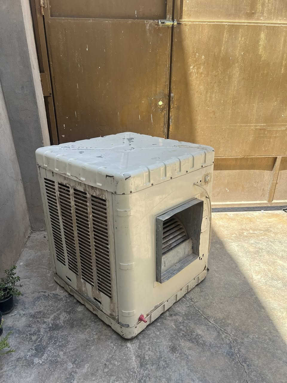 مبرده للبيع شغاله ميه بل ميه موطور بعده جديد وكشرهة نضيف 100 الف وبيهة مجال شويه للستفسار ***********
