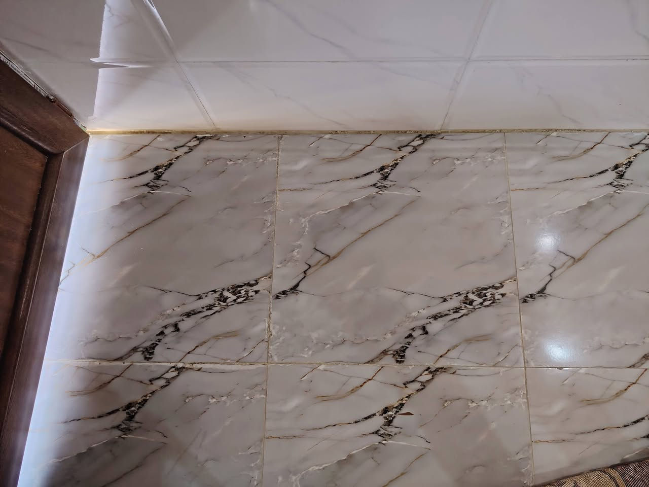 متوفر بيت في الخفاجيه للبيع. مسيج ..
المساحه الكليه 1000 
مساحة البيت 200 متر .
موقع البيت ركن ماء وكهرباء وتبليط ع شارع  رئيسي  .
مع محل هيكل ..
السعر وباقي التفاصيل .التواصل ع الارقام التاليه .
***********
***********
