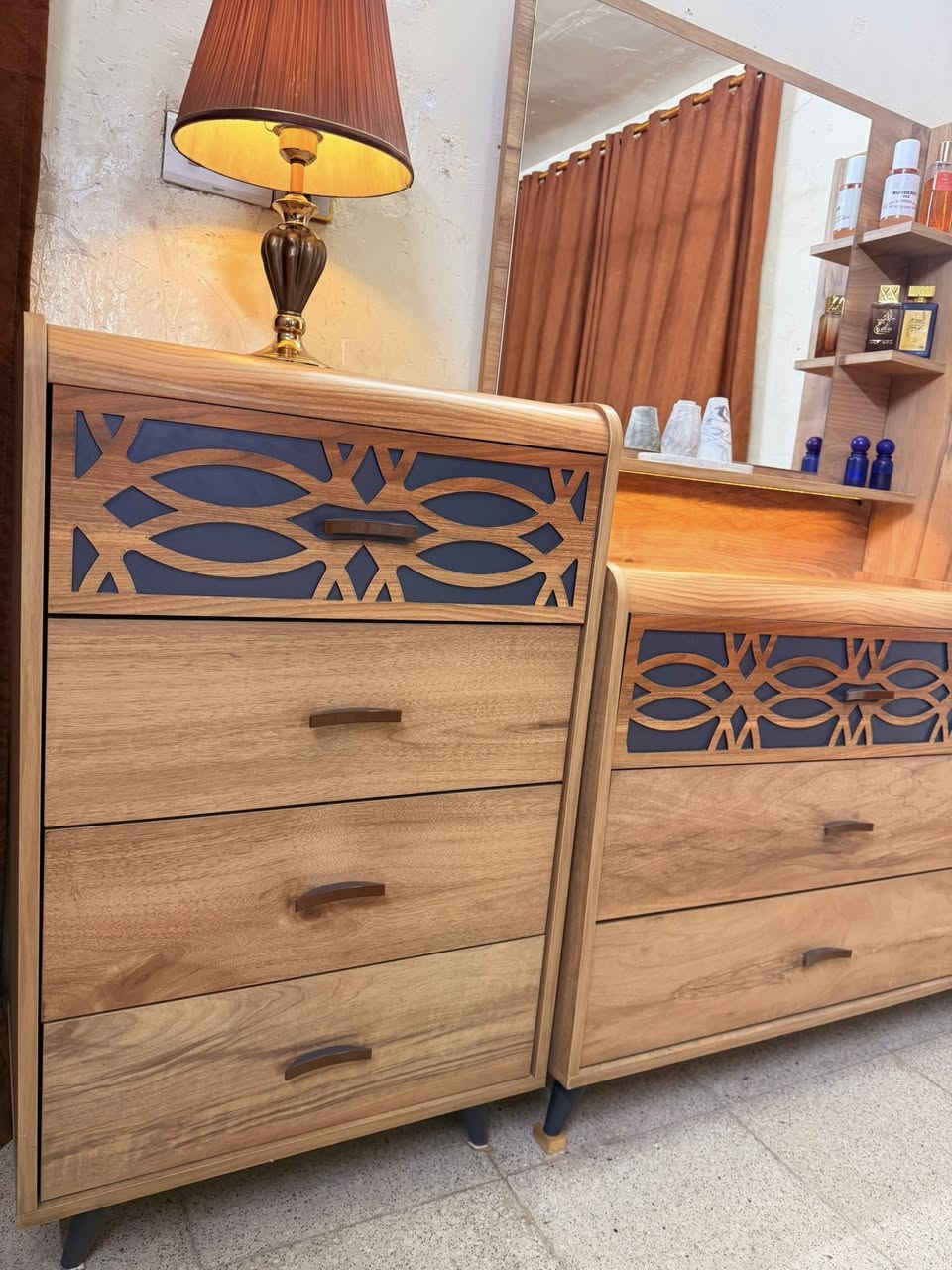 غرفة تركي ٧قطع سرير مخزن سعرهه ٨٠٠ مابيهه اي ضرر اي أستفسار الاتصال ‭‬***********
