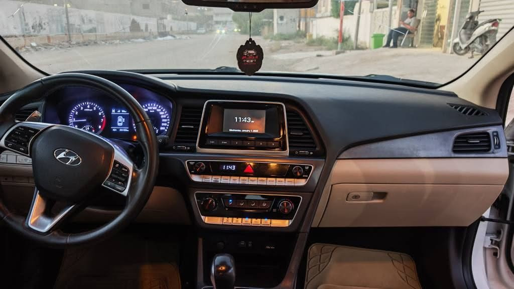 السلام عليكم
سوناتا خليجي موديل 2019
رقم بغداد سنوية بأسمي 
مكينة 2400 دوش
كير و محرك و تبريد مكفولات من كلشي 
حدادية جديدة 
ويل رياضي قياس 19انج
اشارة جانبية
كشن السائق كهربائي
كير تيب ترونك بالستيرن 
لون ابيض صدفي 
تحتوي على ضرر بسيط في الجاملغ الايمن الخلفي فقط 
السيارة نظيفة جدا و لا تحتوي اي نقص 
للتواصل *********** حلة, بابل
