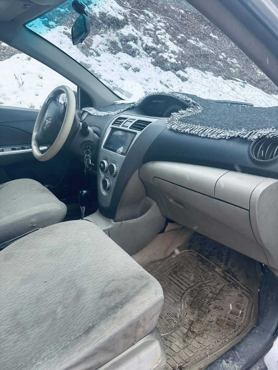 یارس  مۆدێل 2009  براوه 
حیزام بۆیاخ  بێ دەعمو لێدراوی. سەقفو سنوق بێ بۆیاخ
نرخی ٣٧ گەڵاو   مەجالێکی کەم
***********
