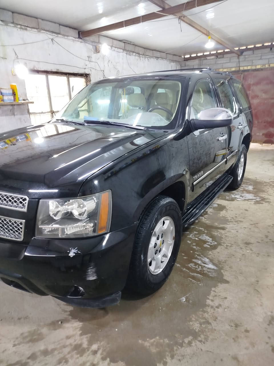 سلام عليكم يوجد بوليش كافة انواع السيارات مع حمام للغرفه جلي لايتات تكحيل الخدوش تلميع الجام والدواخل صالون كامل لسياره المكان بصره قضاء القرنه رقم الهاتف ***********واتساب
