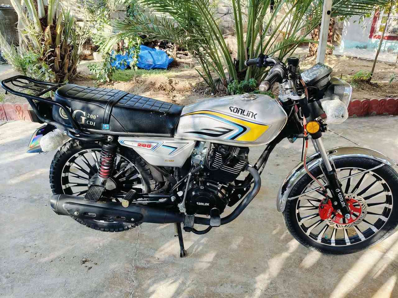 السلام عليكم سيفان 2025(باب اول)مكينه سوده 200cc للبيع النضافه كدام عينك تجي تفحص وتشوف  فول شلعه ومعدل تخبل مكاني ديالى دلي عباس  السعر 800 وبيها مجال للاستفسار على الرقم ***********
