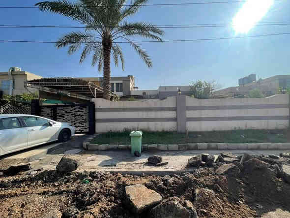 دار للبيع دوميز دور الضباط  المساحه 400 متر مع فضله 200 متر  طابو صرف باسم شخص واحد.
السعر 325 مليون وبي مجال 
***********  الشراي يتصل ويدلل
