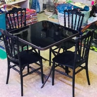 ميز • ٤ كراسي • نضيف