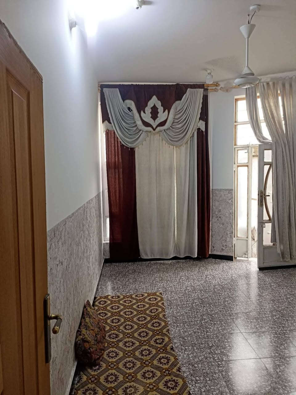 🏠 دار للبيع _
📄 طابو زراعي (سند 25) – تحويل مباشر
📐 المساحة: 100 م²
🔹 المواصفات:
استقبال + هول
مطبخ
غرفة نوم واحدة
مجمّع صحيات
بيتونة سندويج
ممر خارجي + منوّر
البيت بالكامل سيراميك
جاهز للسكن فوراً
⚡ الخدمات:
ماء
كهرباء
مولد
شارع مبلّط قريب
مجاري بالشارع
📍 العنوان:
طهمازية – شارع مدرسة الهدف – حي معتوك
💰 السعر: 39  قابل للتفاوض
📞 للاستفسار:
***********
