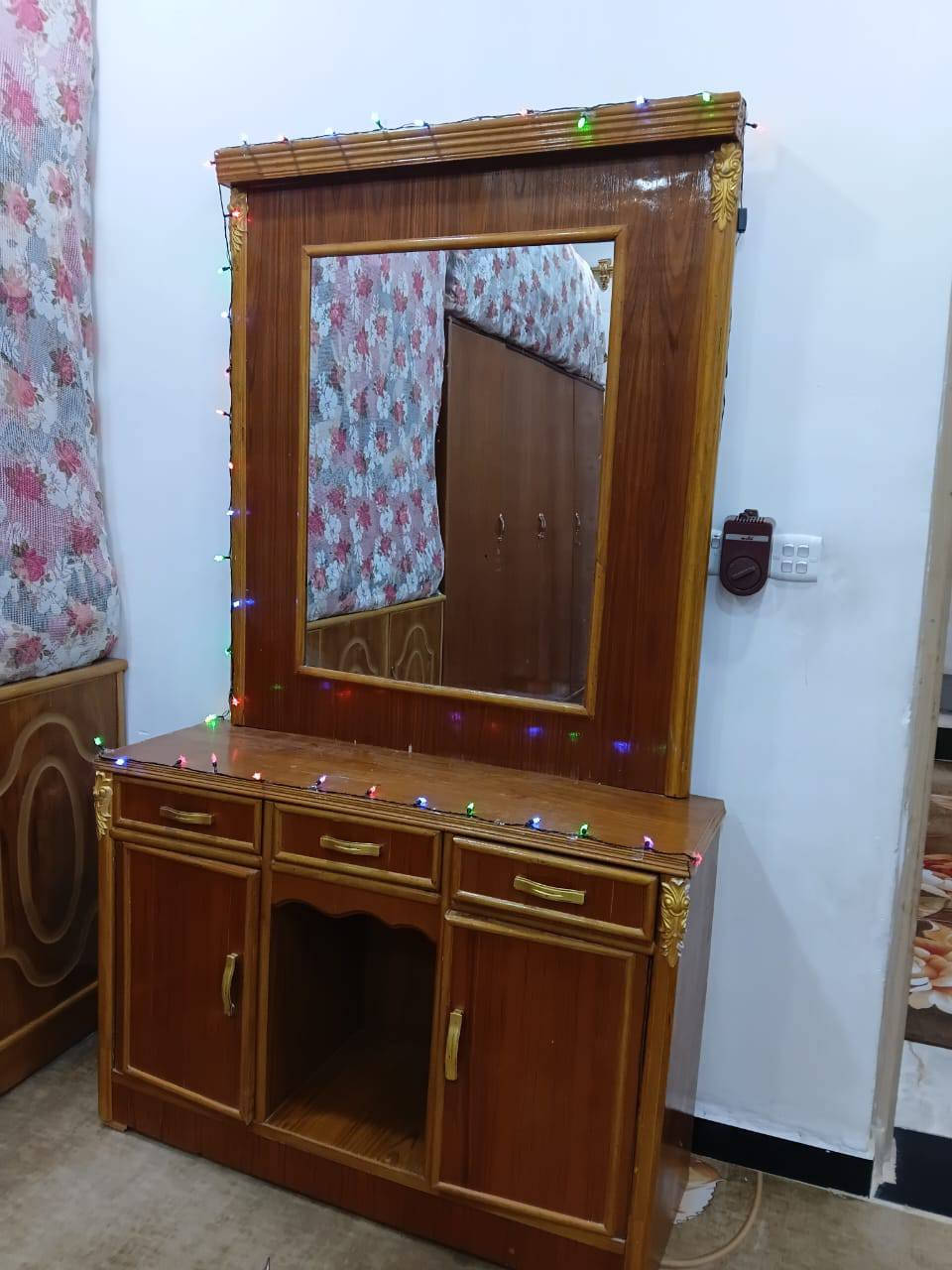 سلام وعليكم غراض لبيع مستعجل بسعر ٣٠٠.        ***********
