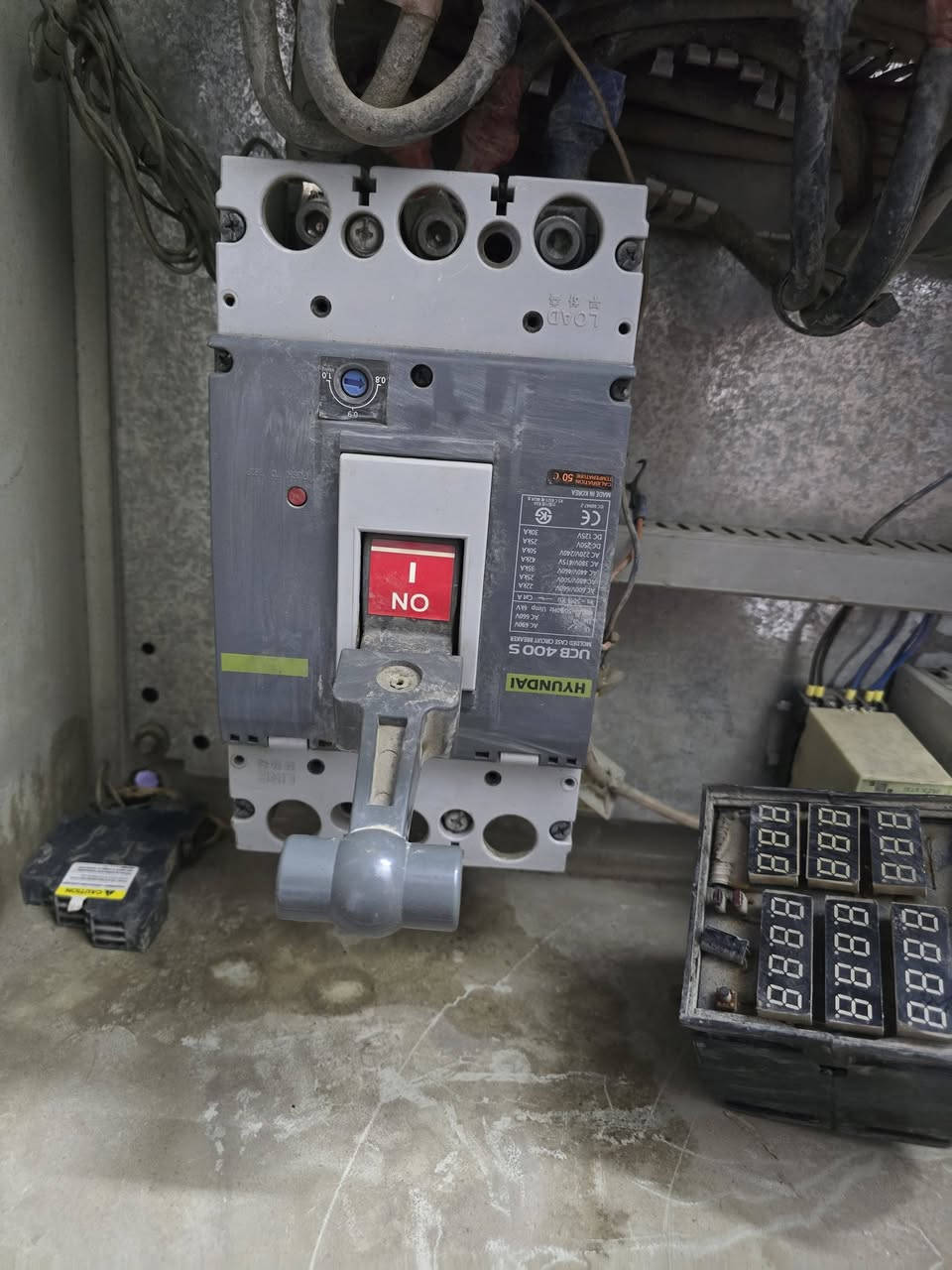 بورد مستعمل 
ثري فيز 
يحتوي على قاطع 400A
كونكتر عدد 2حمل الفيز الواحد 180A
عداد كتروني 
السعر 400قابل التفاوض 
***********استاذ علي
