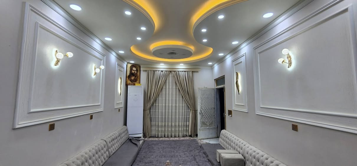 سلام عليكم بيت للبيع المساحه 200 متر حي العسكري قرب جامع الإمام الحسين عليه السلام  للاستفسار اكثر للاتصال *********** /***********
