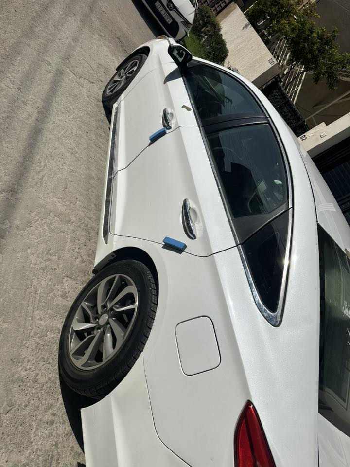 السلام عليكم حبايب سوناتا موديل ١٧ امريكي بغداد باسمي تحويل  سوناربيه الصبغ بنيد نفسه لان مكشر وجنطه مبدله وبيه شواصي خلفيه البجم كبس وبيه شويه كارت لان صار بيه تكشير كله مذكور بالسونار والمكينه مبدلين كازكيت فقط 
مواصفاتها جلد كرسي كهرباء دبل صالصنه 
لونه ابيض صدفي صدر جديد وتخم تاير وتبريد كله شغال 
السياره مابيه اي نقص 
مكاني بالسيديه 
ماشيه ٩٦ ميل
والسعر ١١٧٠٠ وبيه مجال قليل 
ورقمي بي واتساب 
*********** ابو معتز
