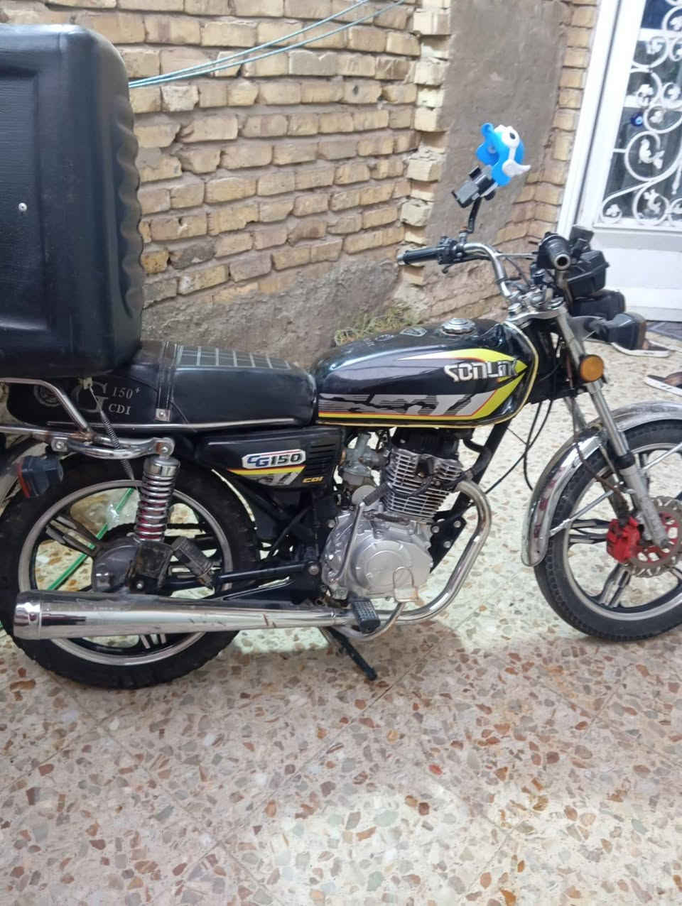 🏍️ للبيع: دراجة سيڤان (SIVAN) 150cc - نظافة الوكالة
"دراجة مال بيت، جاهزة من كلشي ومحرك ستايل"
إذا كنت تبحث عن دراجة عملية، اقتصادية، ونظيفة جداً، فهذا العرض لك. الدراجة بحالة ممتازة كما موضح بالصور ولا تحتاج لأي مصاريف إضافية.
✅ المواصفات الفنية:
المحرك: 150cc (5 كير) محرك نشط جداً، والمهم إنه (مامفتوح نهائياً).
نظام التشغيل: سلف + هندر (تشتغل من أول نقرة).
الحالة العامة: الدراجة "نقص مابيها"، أدواتها كاملة وبدنها نظيف جداً.
الإضافات: مجهزة بصندوق خلفي كبير (مناسب جداً للاستخدام الشخصي أو العمل).
✅ الأوراق والتحويل:
الدراجة مرقمة وأوراقها كاملة.
التحويل: ثاني يوم مباشرةً يتم التحويل باسم المشتري (ضمان حقك 100%).
✅ السعر والموقع:
السعر المطلوب: مليون و300 ألف دينار عراقي.
المجال: "وبيه مجال طيب" للشراي المباشر والجاد.
الموقع: النجف الأشرف - حي السلام.
📞 للتواصل والاستفسار:
[أدخل رقم هاتفك هنا] ***********
💡 لم
