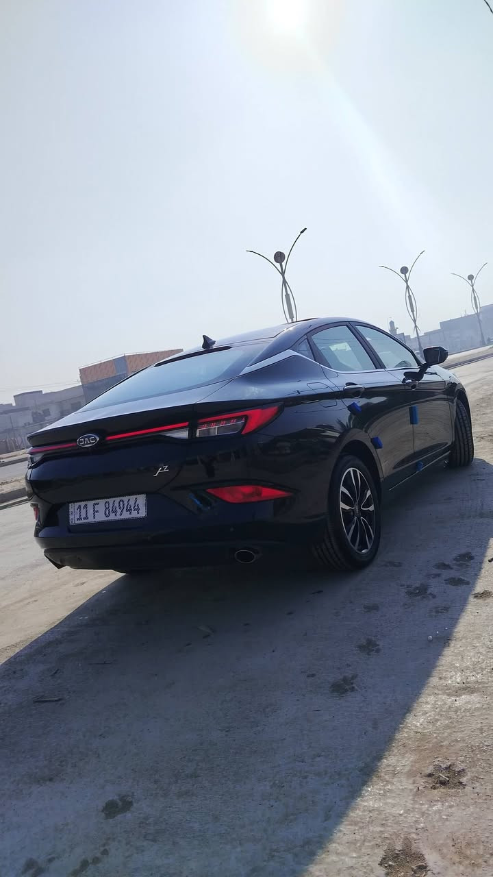 يا الله
بسم الله الرحمن الرحيم
اللهم صل على محمد وآل محمد
سيارة للبيع رقم بغداد باسمي تحويل مباشر تسجيل جديد 
نوع السيارة /جاك j7 موديل 2025 
محرك 1.5تيربو
كير اوتو ماتيك
فول مواصفات واحد على واحد
شاشة، كاميرا خلفيه +أمامية، حساسات
كشنات جلد فتحة سقف ٣ تجوات كلها على وضع الشركة
ماشية ١٢ الف كيلو متر يعني تعتبر زيرو بعدها بضمان الشركة بيها فقط بارد بقبق الجنطه بسيط جدا ورسعات صغيره السياره كلها على وضع الشركة
الياخذهها كلشي ميخسر عليها غير البانزين حتى تبديل دهن مجاني الشركة صيانه مجانيه لحد ٢٠٠ الف كيلو متر هاي السياره للي يريد سياره مريحه في اي بي
سرعة نعومة طبعا بيها كلش هواي مواصفات ما ذكرته..
طبعا السعر مفاجئة 130$وبيها مجال قليل
بينما من الشركة سعرها 148$
 لو بعد سنوات هم سعرها يبقى نفسه لان السعر فرق هواي عن سعر الشركة للأستفسار ***********
