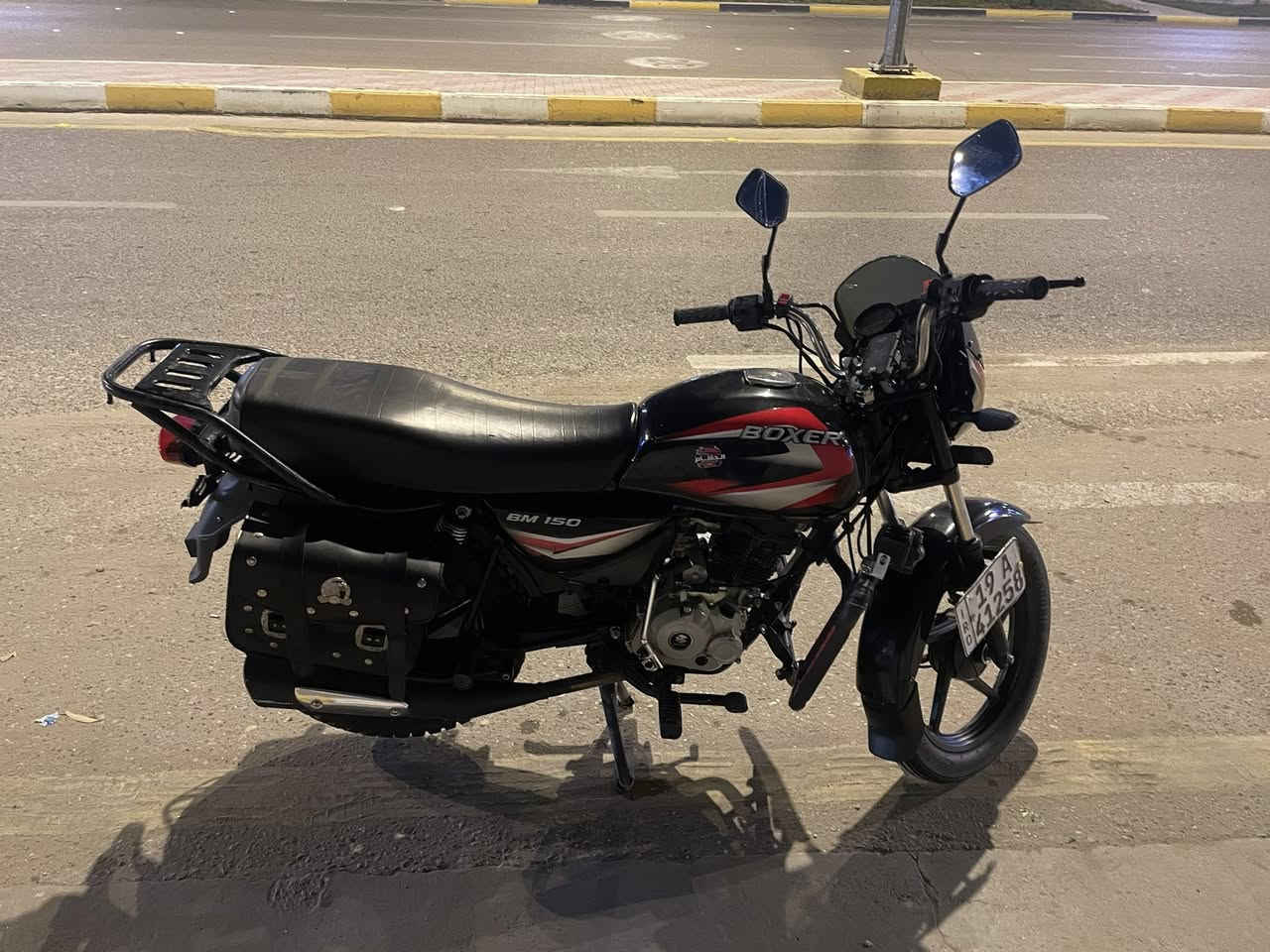 سلام عليكم

بوكسر 22 للبيع

مرقم  رقم انكليزي وكاملة مكملة مابيها اي نقص  

وبيها جهاز انذار +بصمة تشغيل عن بعد 

شاد الها درع ضخم + زنون + اثنين بلاجكتور 
واشاير تفاعلية +اشارة ترحيب رمح
وجنط مال هارلي كبار 

الدراجه ممشاها 26 الف  والدهن كله امزويل 

مكاني كربلاء 

للاستفسار مراسله على الماسنجر او على الرقم 

***********
