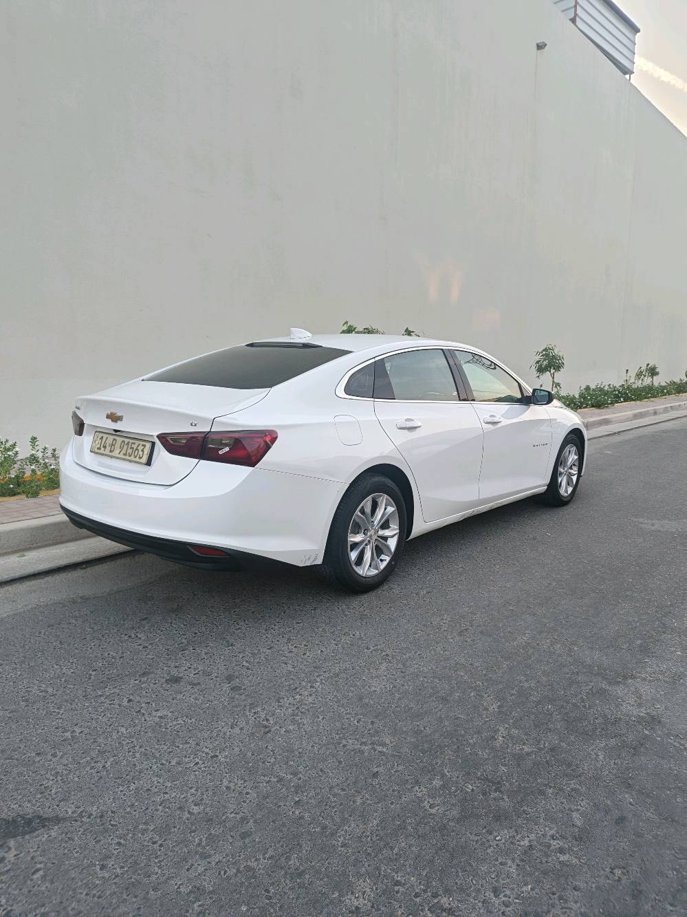 سلام عليكم ماليبو مديل ٢٣ رقم بصره معوقين مكفوله من التبديل والصبغ بيه حالوب وطرف البنيد بارد جاهزه السياره مكاني بصره