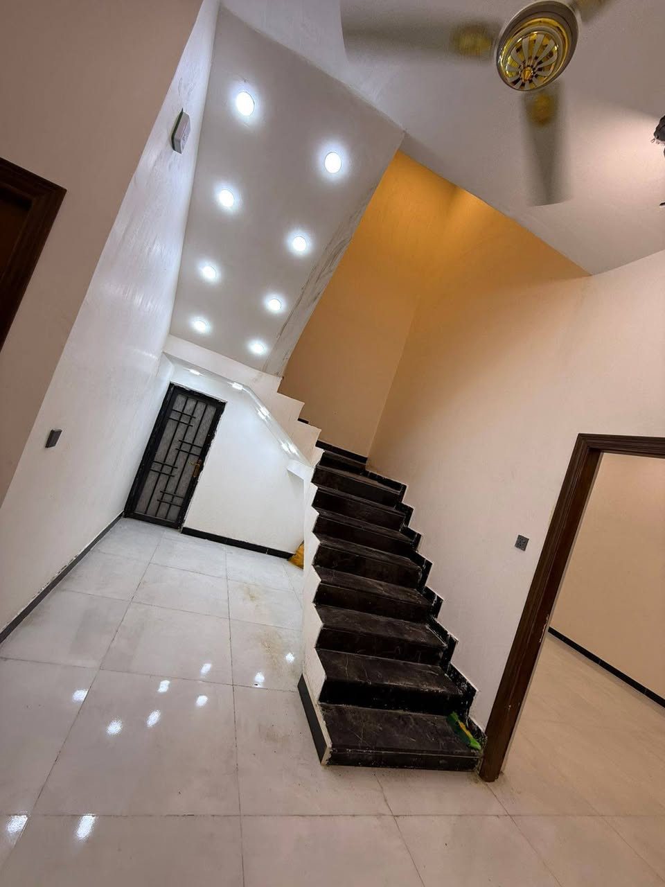 🔥 فرصة ذهبية – بيت حديث للبيع في البصرة / أبي الخصيب 🔥

إذا تبحث عن بيت جاهز للسكن وفي منطقة هادئة، هذه فرصة لا تعوض.

📐 المساحة: 200 متر
📄 نوع السند: طابو زراعي عراقي

🏠 مواصفات البيت:
🛏 غرفتين سويت
🛋 صالة مريحة
🍽 مطبخ
🪑 ديوانية
🚿 صحيات داخلية وخارجية
🚗 كراج سيارة

📍 الموقع: البصرة – أبي الخصيب – مقابل جامع الشهيد كوت الفداغ

💰 السعر مناسب جداً وقابل للنقاش للجادين

📢 البيت مناسب للسكن العائلي وموقعه طيب وقريب من الخدمات

📞 للاستفسار والاتصال المباشر:
***********

⏰ الاتصال للجادين فقط البصرة, العراق
