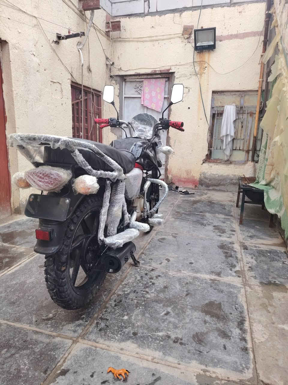 السلام عليكم بوكسر جبلي  موديل 21 اوراق كامله  اصليه الدراجه مال جناي مرتبه شغل واطلع ترايك وين ما يعجبك مفتوحه امبدل بيه ولفات مكاني الشطره منطقة حي الزهراء 7 نيسان ***********
