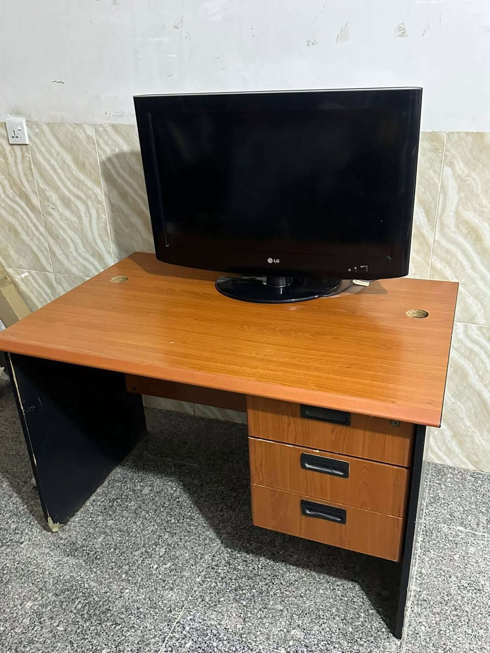 ميز و تلفزيون 42 بوصه و كرسي كلهم ب ٥٠ الف مكاني البلديات 
***********
